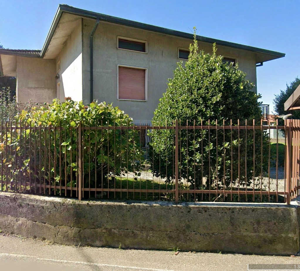 CASA CON 3 APPARTAMENTI